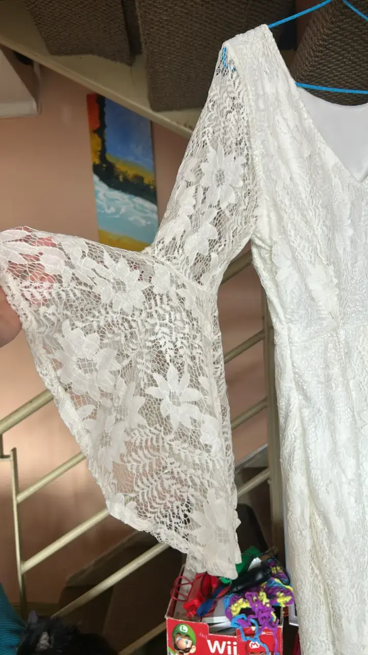 Vestido de encaje blanco con mangas acampanadas - 6