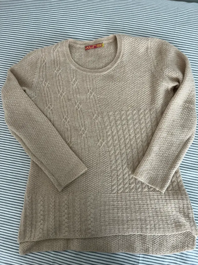 Suéter beige claro de lana con diseño tejido