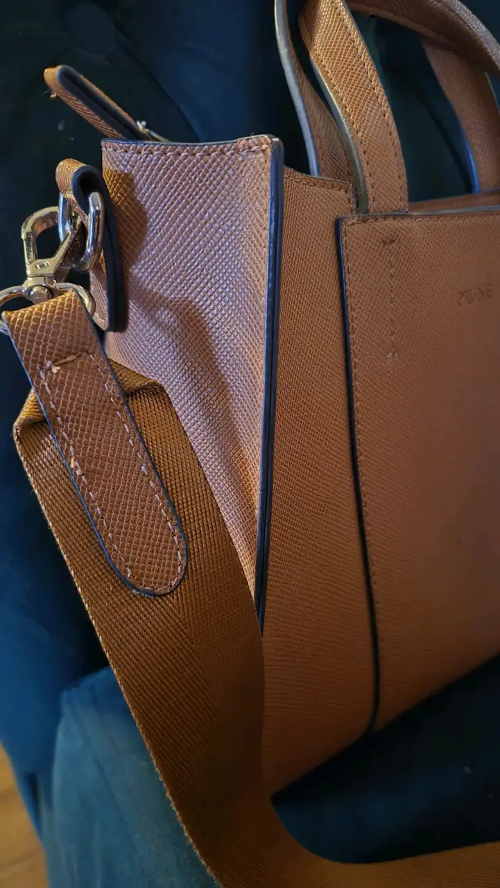 Bolso Prune mod P10245 marrón con correa ajustable - 1