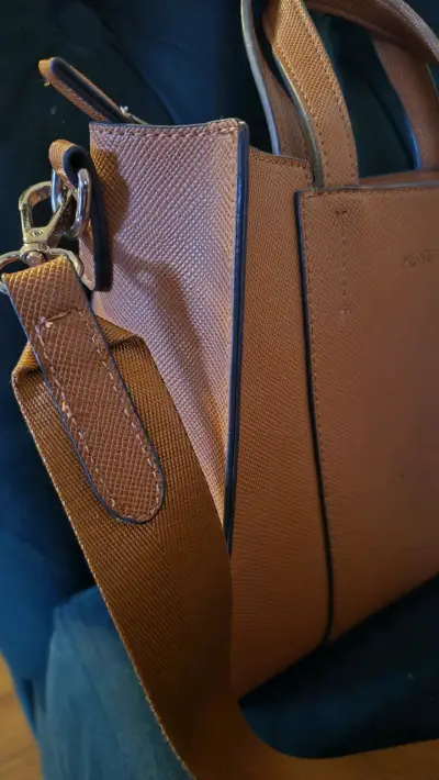 Bolso Prune mod P10245 marrón con correa ajustable - miniatura 1