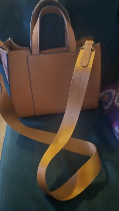 Bolso Prune mod P10245 marrón con correa ajustable - miniatura 2