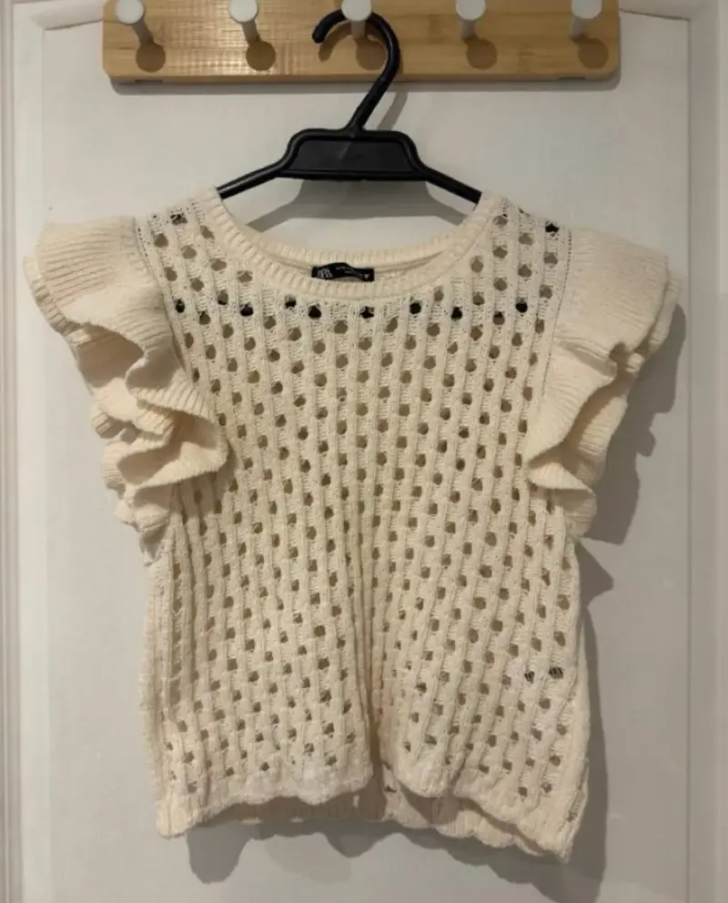 Blusa tejida beige con volantes - 1