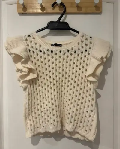 Blusa tejida beige con volantes - miniatura 1
