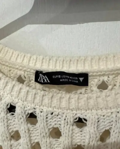 Blusa tejida beige con volantes - miniatura 2