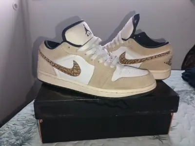 Zapatillas Nike Air Jordan Low beige y blanco - miniatura 1