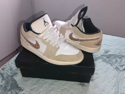 Zapatillas Nike Air Jordan Low beige y blanco - miniatura 2