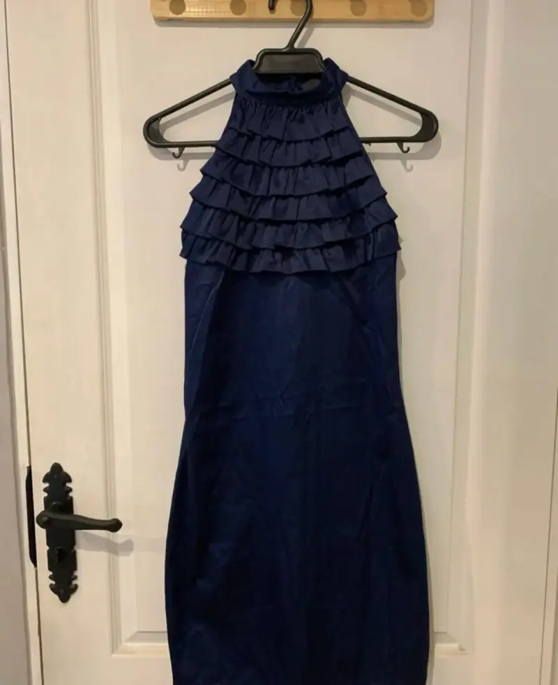 Vestido azul con volantes elegante - 1