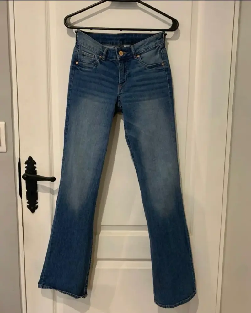 Jeans acampanados de mezclilla azul para mujer - 1