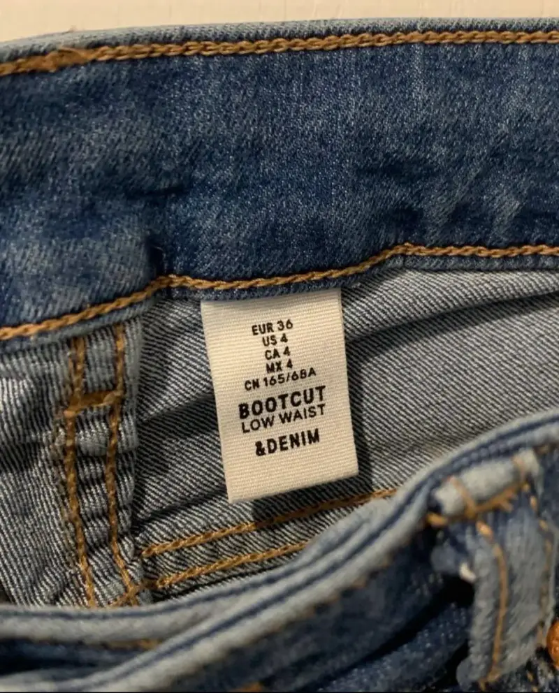 Jeans acampanados de mezclilla azul para mujer - 2