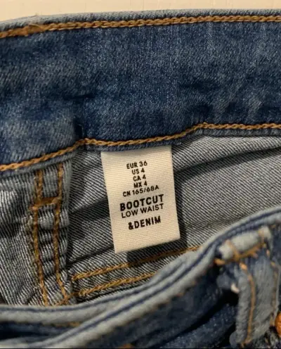 Jeans acampanados de mezclilla azul para mujer - miniatura 2