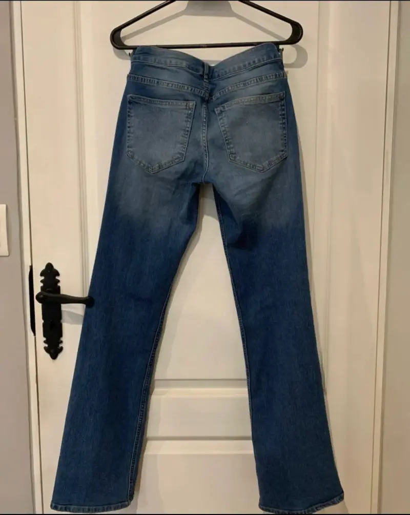 Jeans acampanados de mezclilla azul para mujer - 3