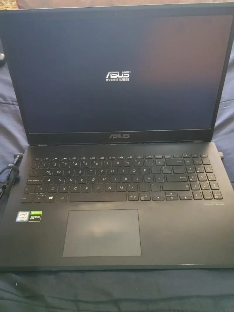 Laptop ASUS con Intel Core i5 y NVIDIA GeForce GTX - 1