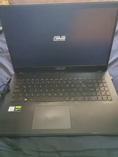 Laptop ASUS con Intel Core i5 y NVIDIA GeForce GTX - miniatura 1