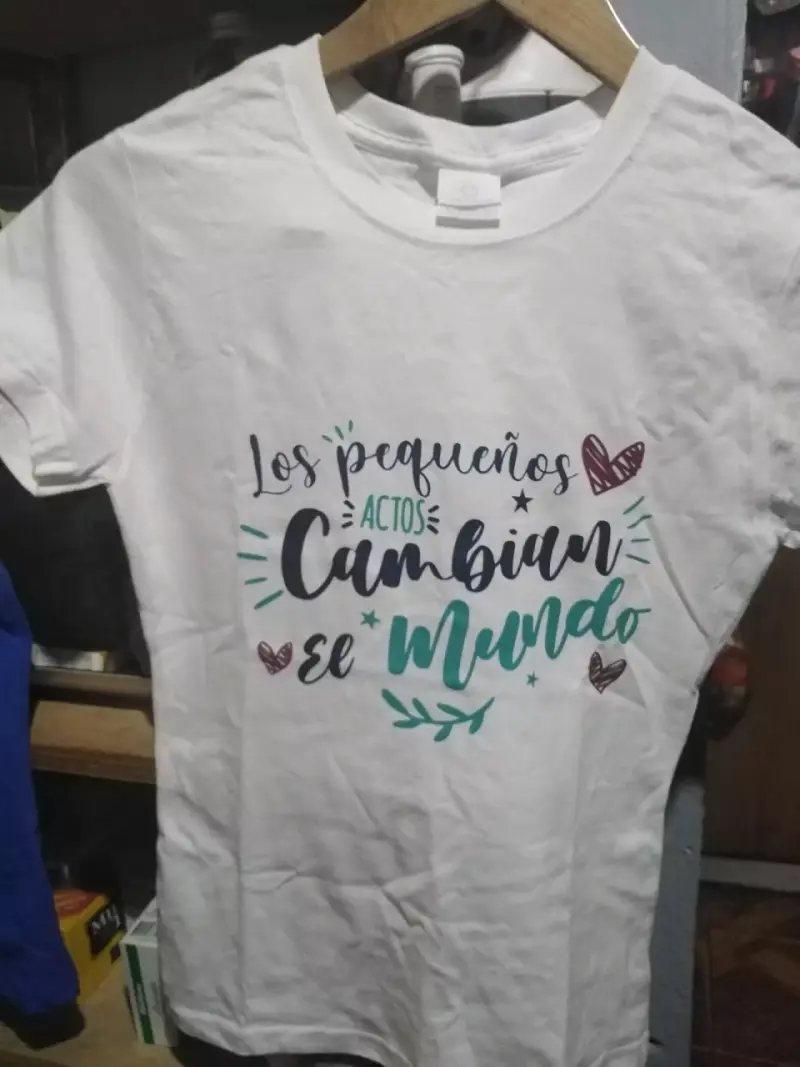Polera blanca con estampado motivacional