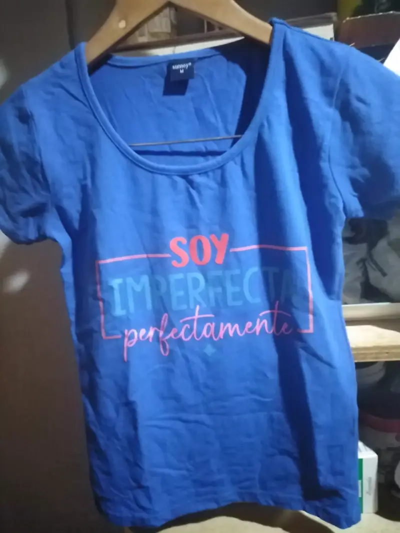 Polera azul con estampado 'Soy Imperfecta' talla M
