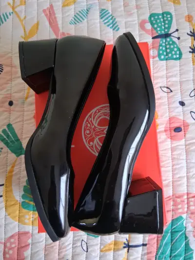 Zapatos de charol negro Weide para mujer - miniatura 2