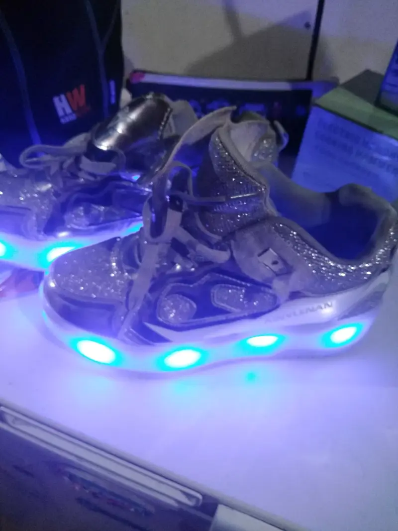 Zapatillas con luces LED y ruedas tipo patines - 1