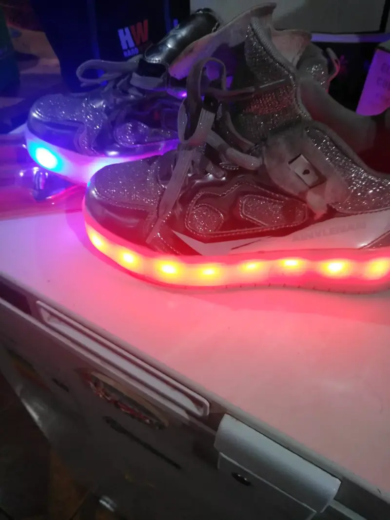 Zapatillas con luces LED y ruedas tipo patines - 2