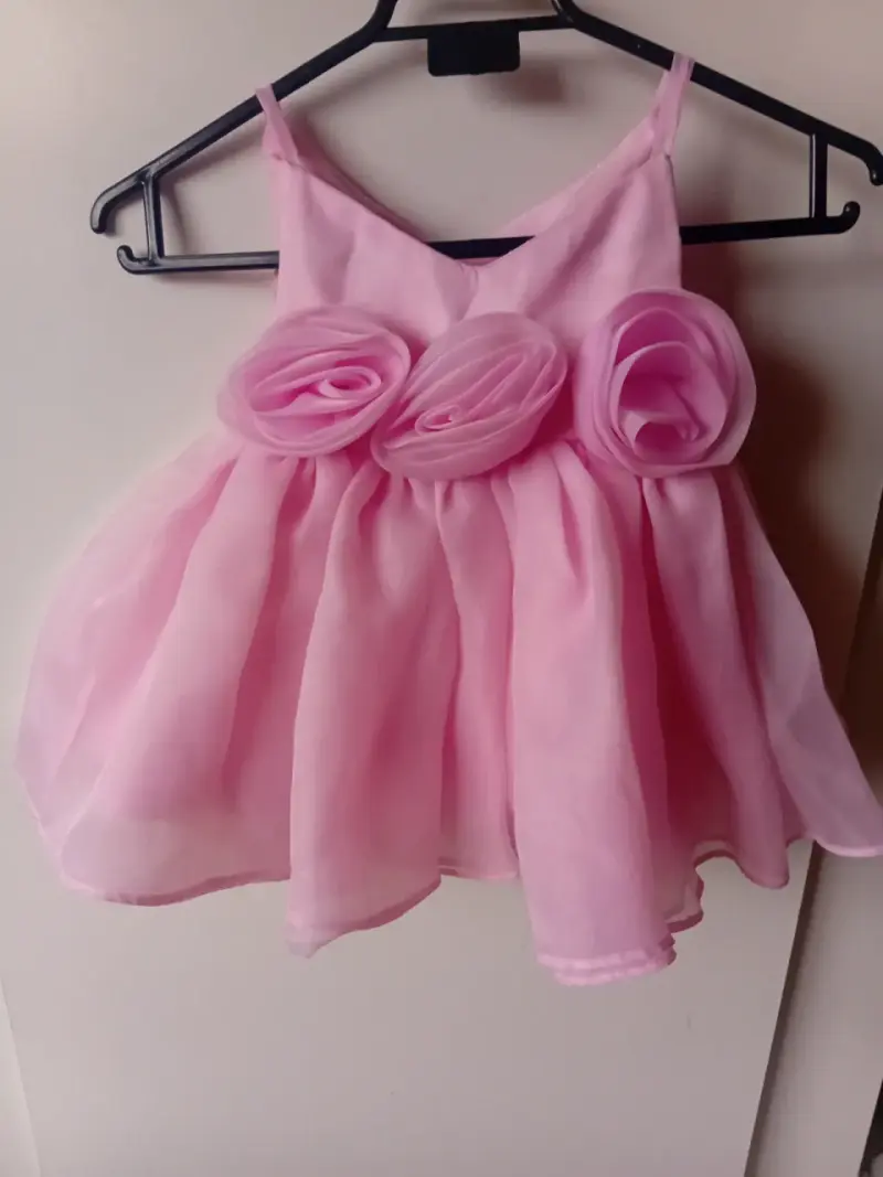 Vestido de niña rosa con flores decorativas - 1