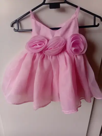 Vestido de niña rosa con flores decorativas - miniatura 1