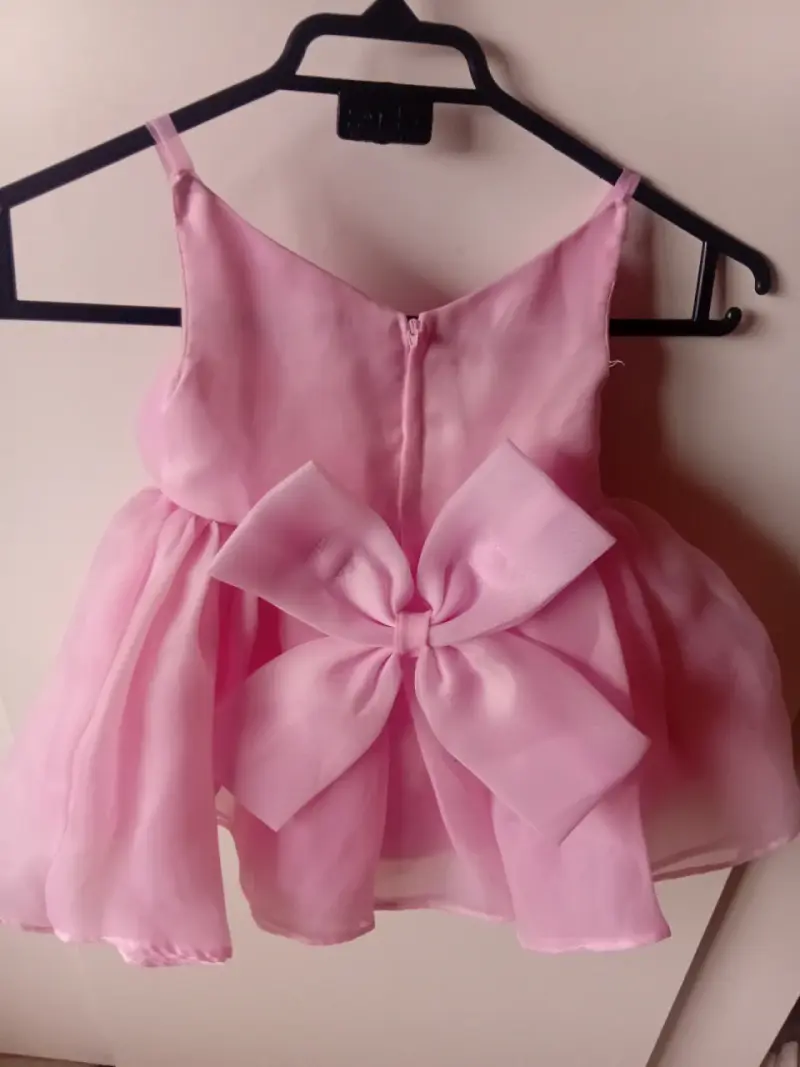 Vestido de niña rosa con flores decorativas - 2