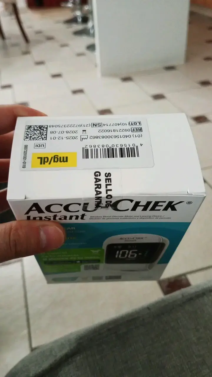 Medidor de Glucosa Accu-Chek Instant - 4