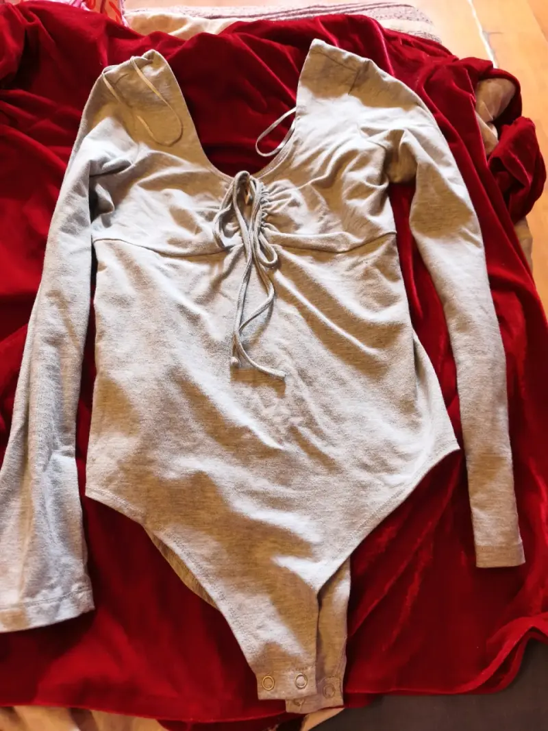 Body gris de manga larga con escote ajustable T.M - 1