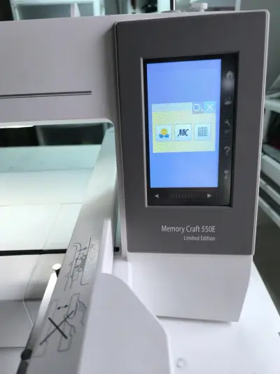 Máquina de coser Janome Memory Craft 550E - miniatura 3