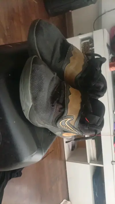 Zapatillas deportivas negras con detalles dorados - miniatura 1