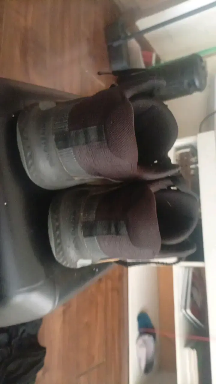 Zapatillas deportivas negras con detalles dorados - 2