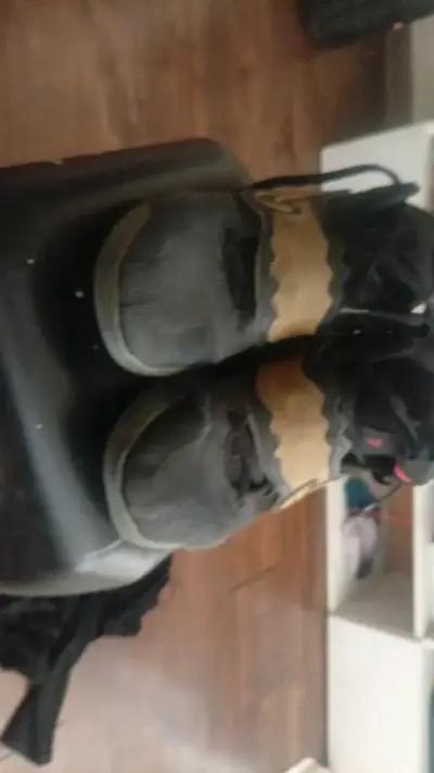 Zapatillas deportivas negras con detalles dorados - miniatura 3