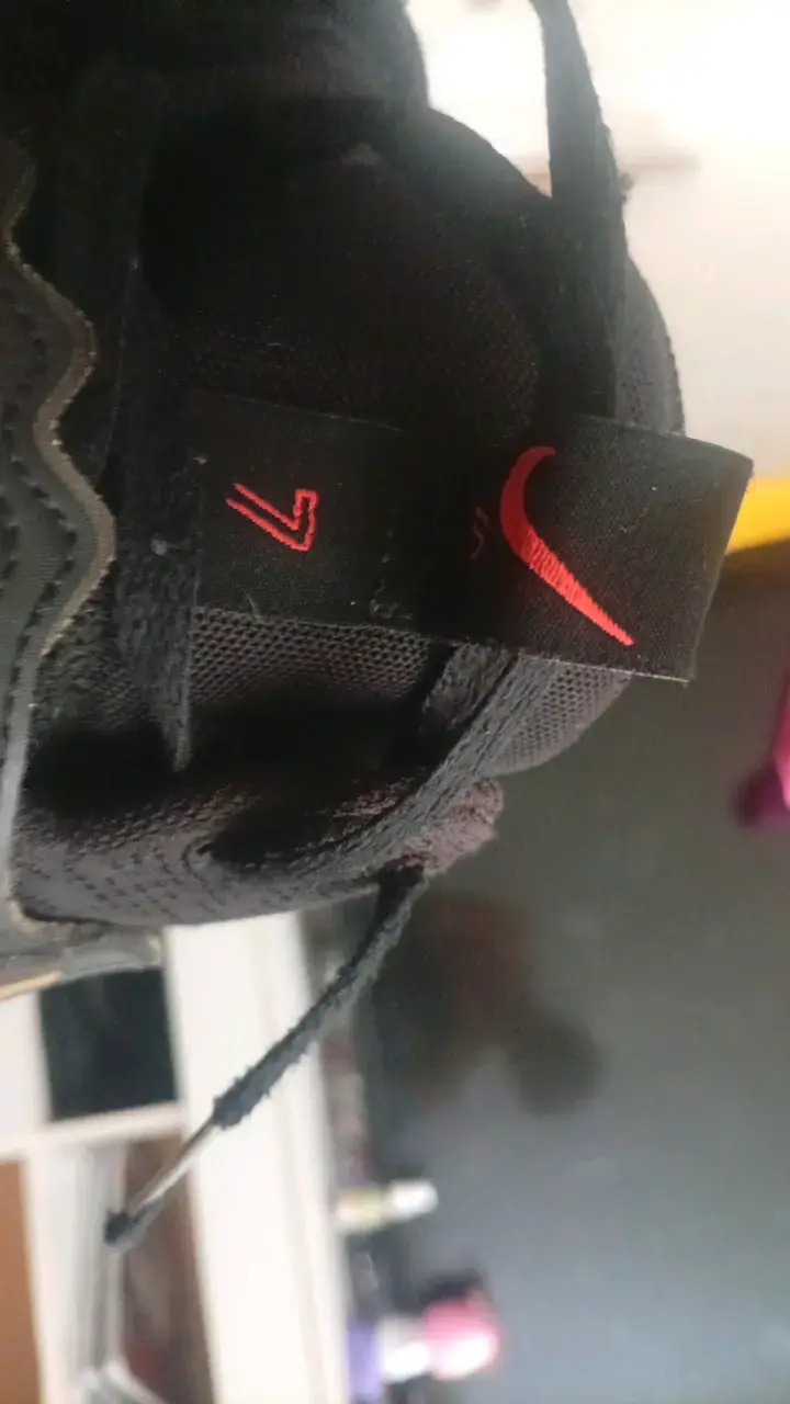 Zapatillas deportivas negras con detalles dorados - 4