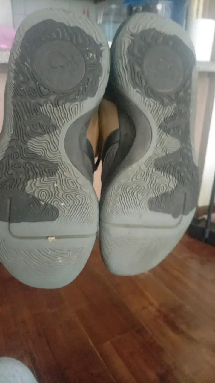 Zapatillas deportivas negras con detalles dorados - 6