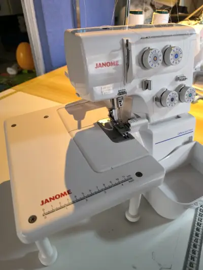 Máquina Overlock Janome 8002D Edición Limitada - miniatura 2