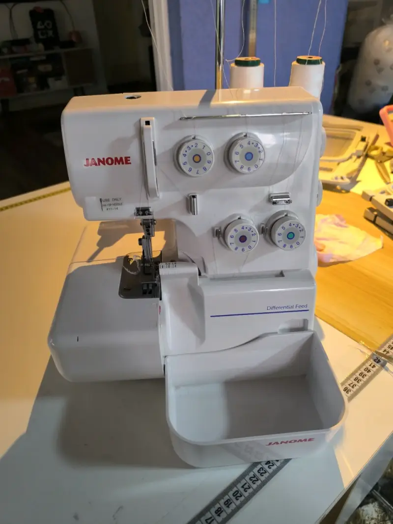 Máquina Overlock Janome 8002D Edición Limitada - 3