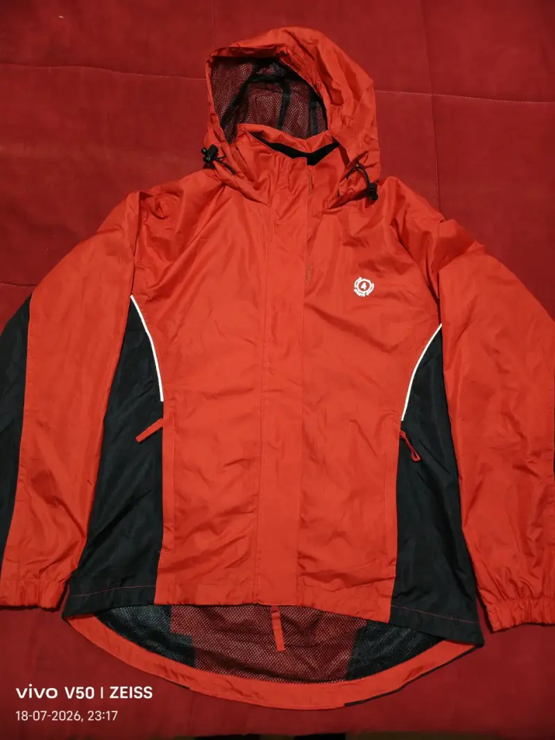 Chaqueta cortavientos con capucha color roja