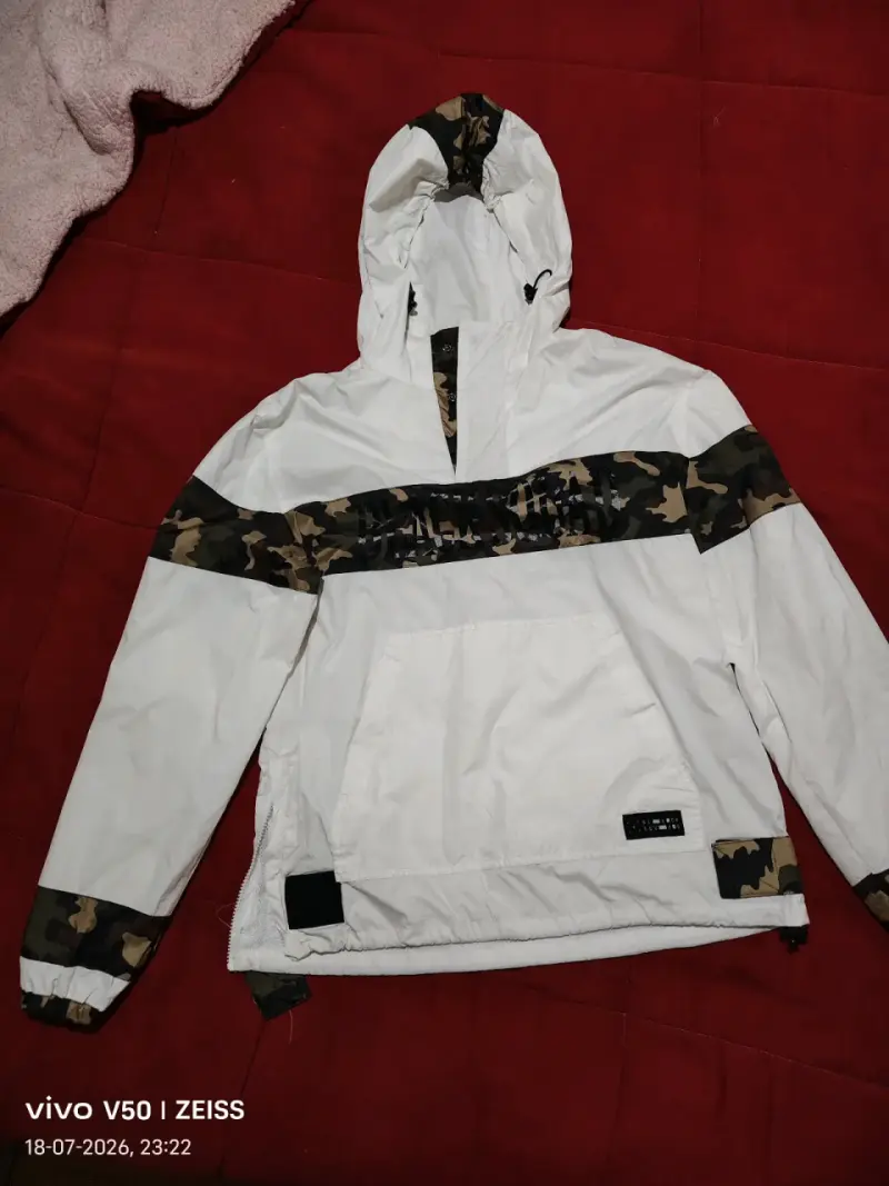 Chaqueta cortaviento blanca con detalles camuflados
