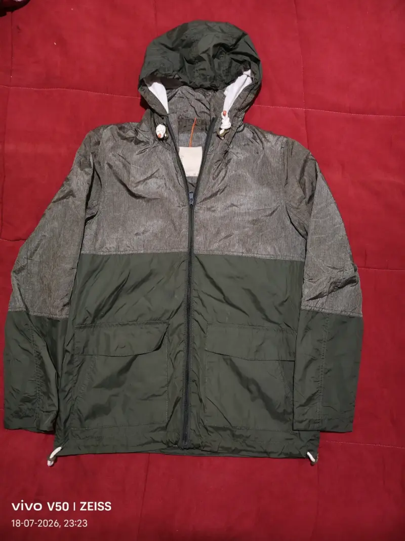 Chaqueta cortavientos con capucha verde