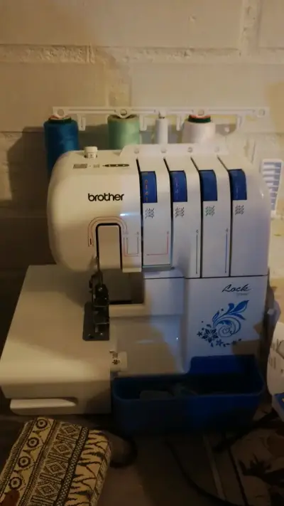 Máquina overlock Brother Lock 1034D - miniatura 1