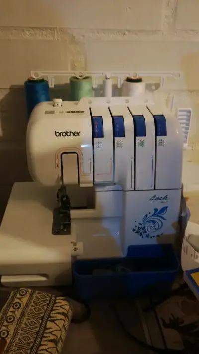 Máquina overlock Brother Lock 1034D - miniatura 2