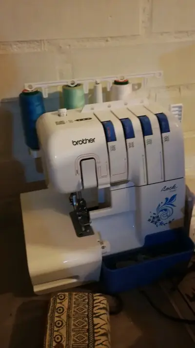 Máquina overlock Brother Lock 1034D - miniatura 3