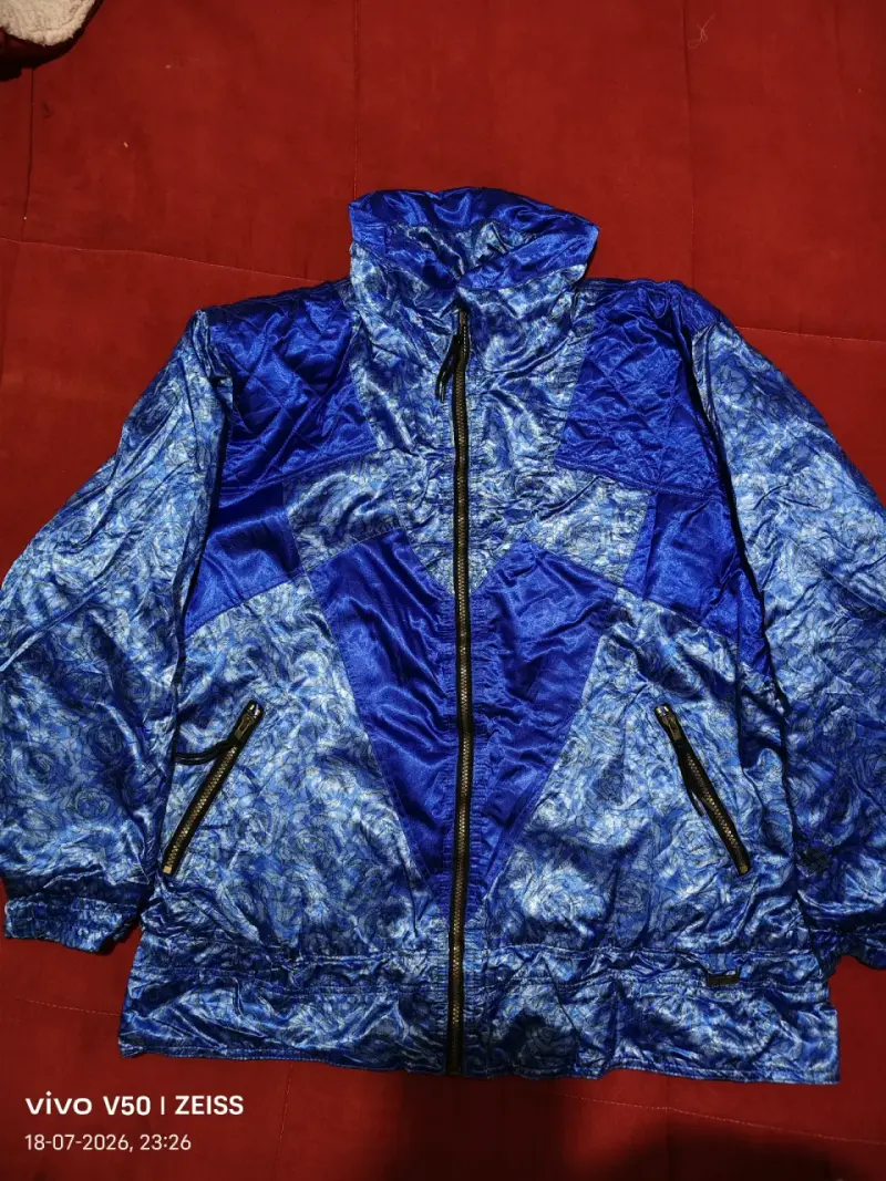 Chaqueta cortaviento azul con diseño estampado