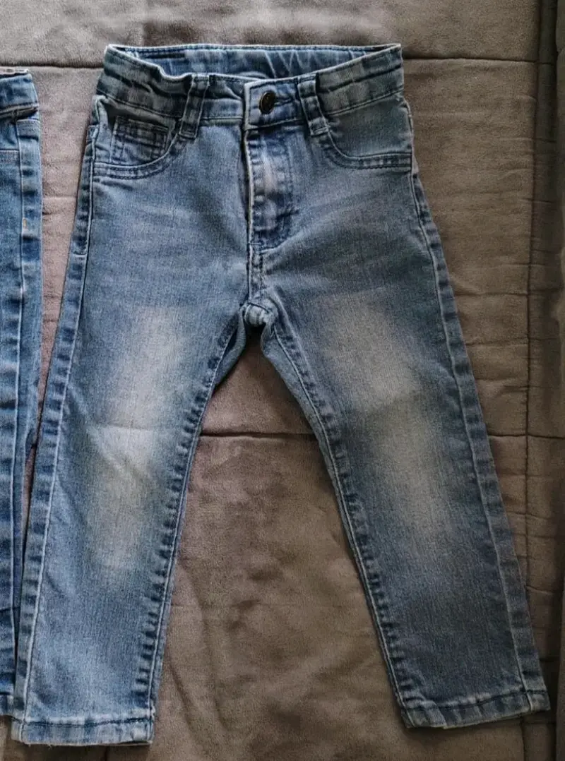 Jeans de mezclilla para niños en buen estado