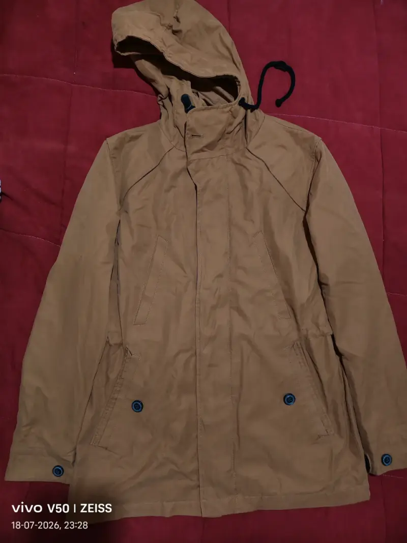 Chaqueta larga marrón con capucha