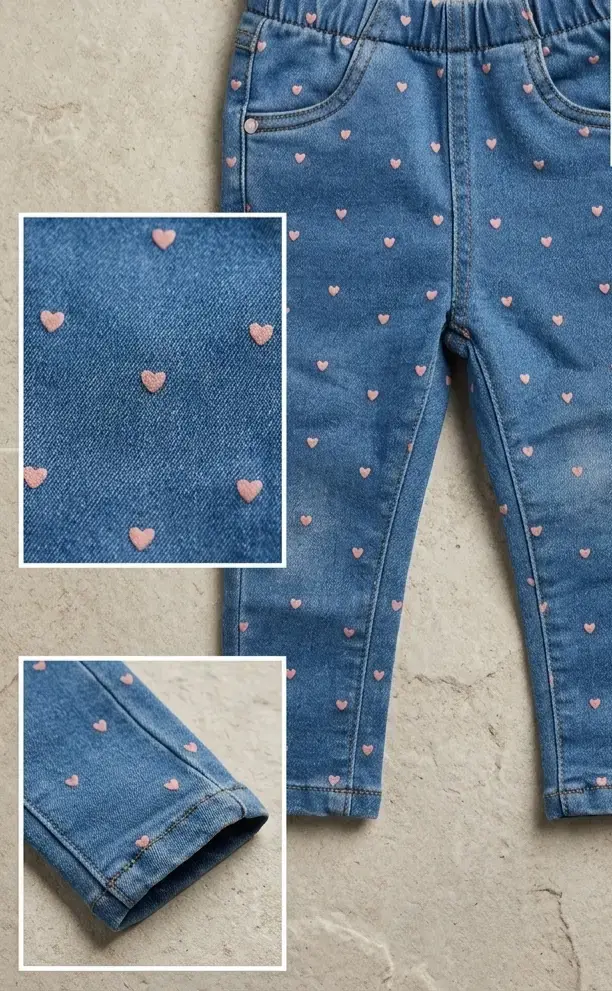 Pantalones de mezclilla para niña con corazones