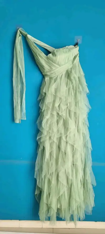 Vestido largo de fiesta verde menta con volantes - miniatura 1