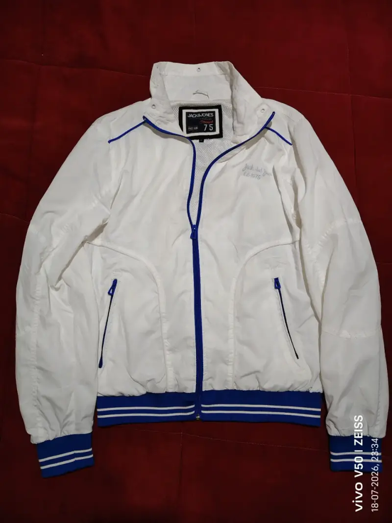 Chaqueta blanca Jack & Jones con detalles azules
