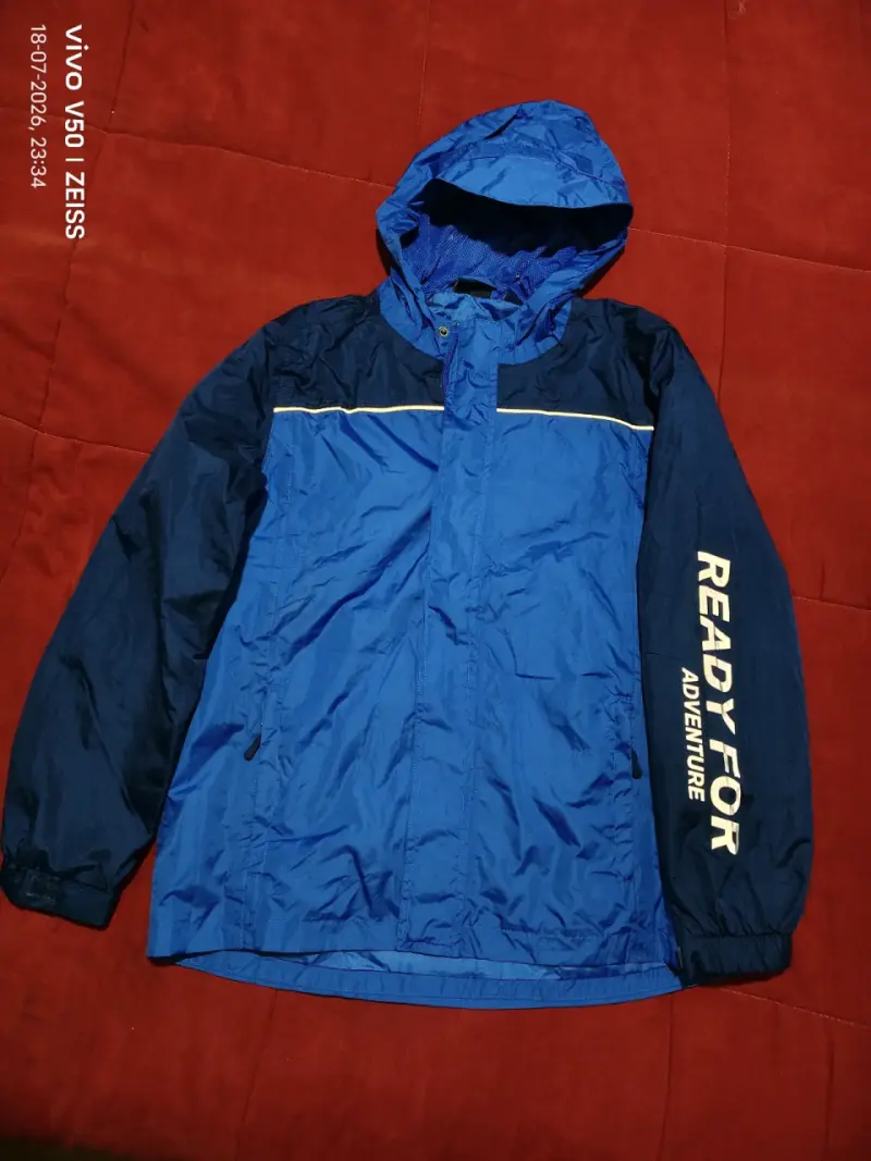 Chaqueta cortavientos azul con capucha