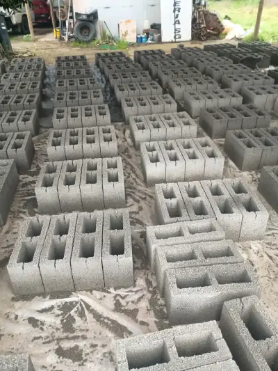 Bloques de cemento para construcción - miniatura 1