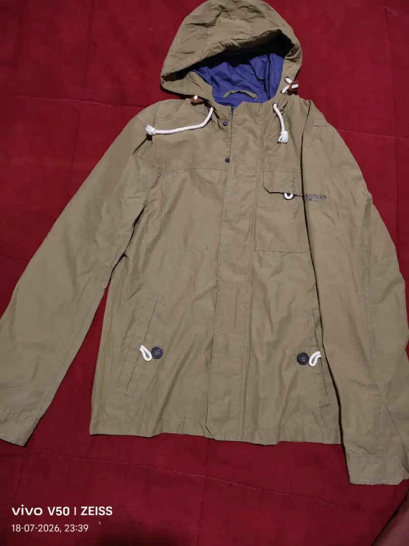 Parka cortavientos con capucha color caqui